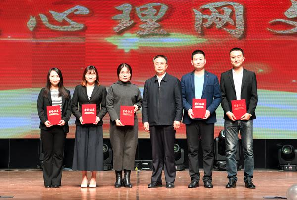 学校党委副书记张印为获奖者颁奖___.jpg